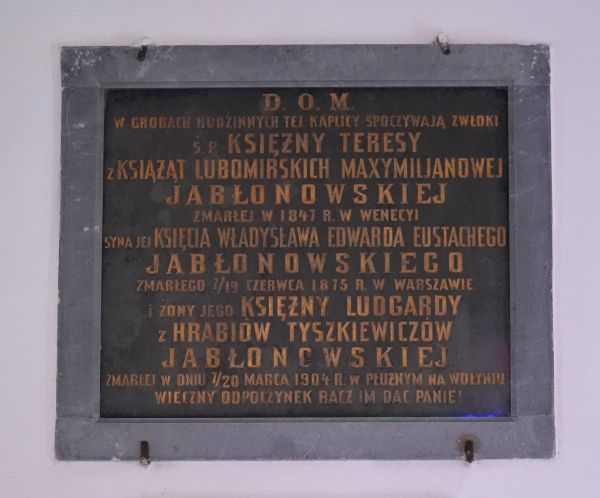 Il. 4. Epitafium książąt Jabłonowskich w kaplicy dworskiej w Czarnolesie